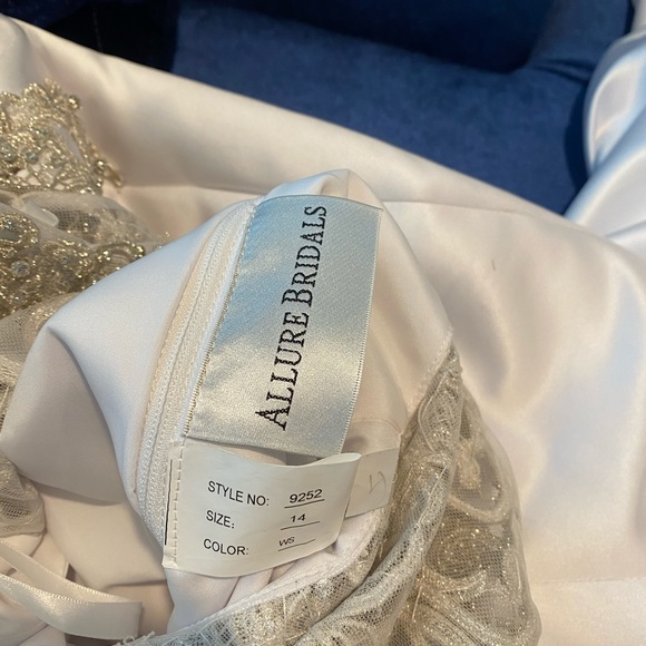 Wedding dress - Picture 8 of 10